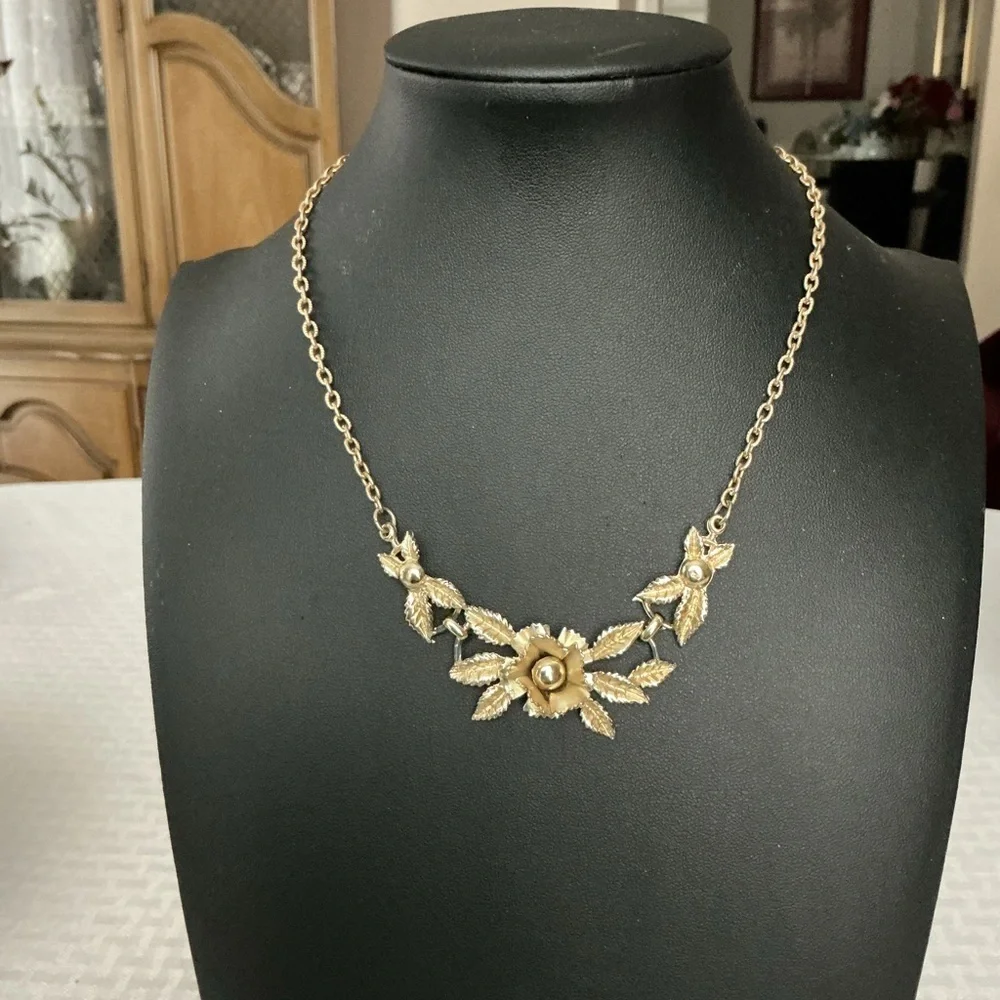 A&B Mfg. Co. Floral Wreath Vintage Gold Tone Choker